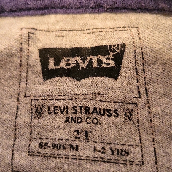 Levis's dark wash denim jeans with matching tee shirt - Picture 2 of 8